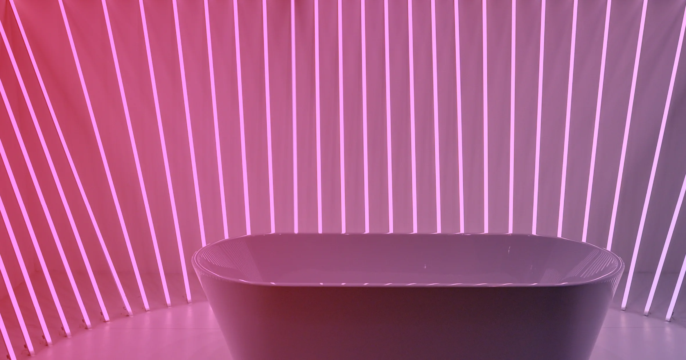 Modernes freistehendes Badewanne in einem geschwungenen, neonrosa beleuchteten Raum, ZOOM-IN ISH 2019 Trendreport-Cover
