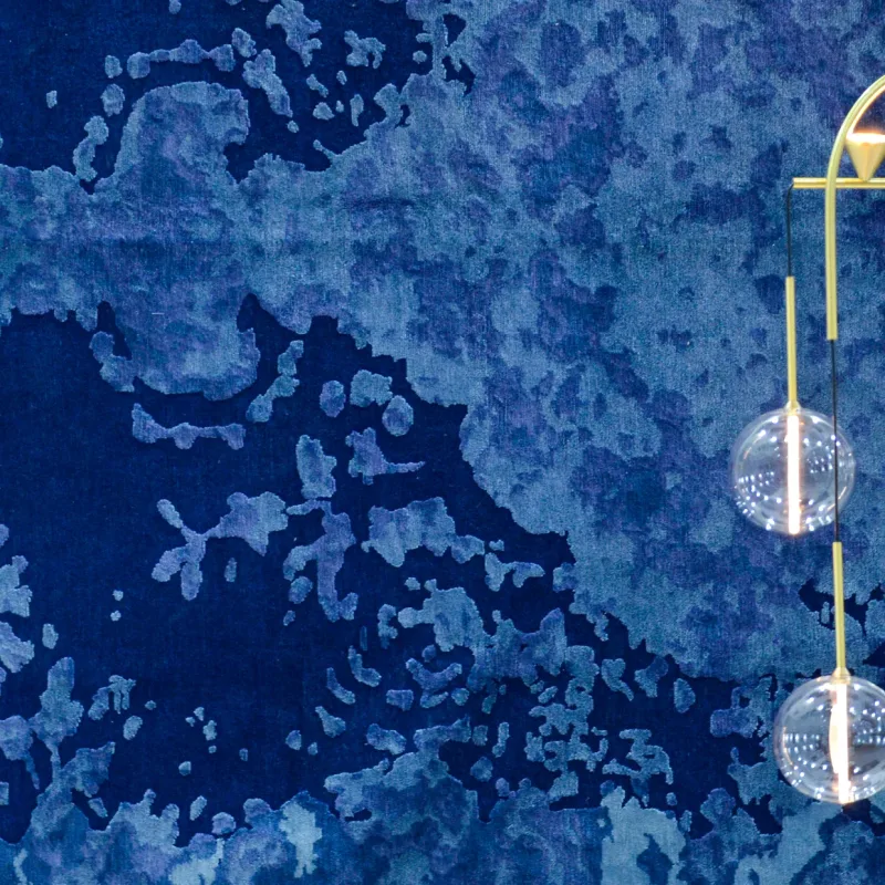 Salone del Mobile Milano 2019 Cover mit goldener Pendelleuchte vor tiefblauem strukturiertem Marmorhintergrund