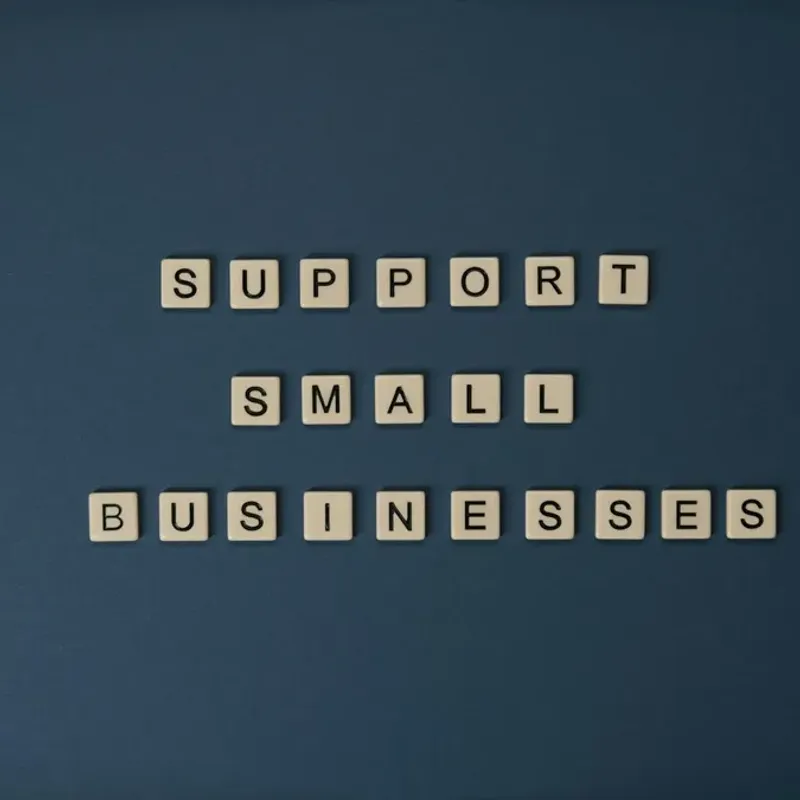 Entwurfreich-Logo neben dem go-inno-Siegel mit der Aufschrift autorisiertes Beratungsunternehmen go-innovativ