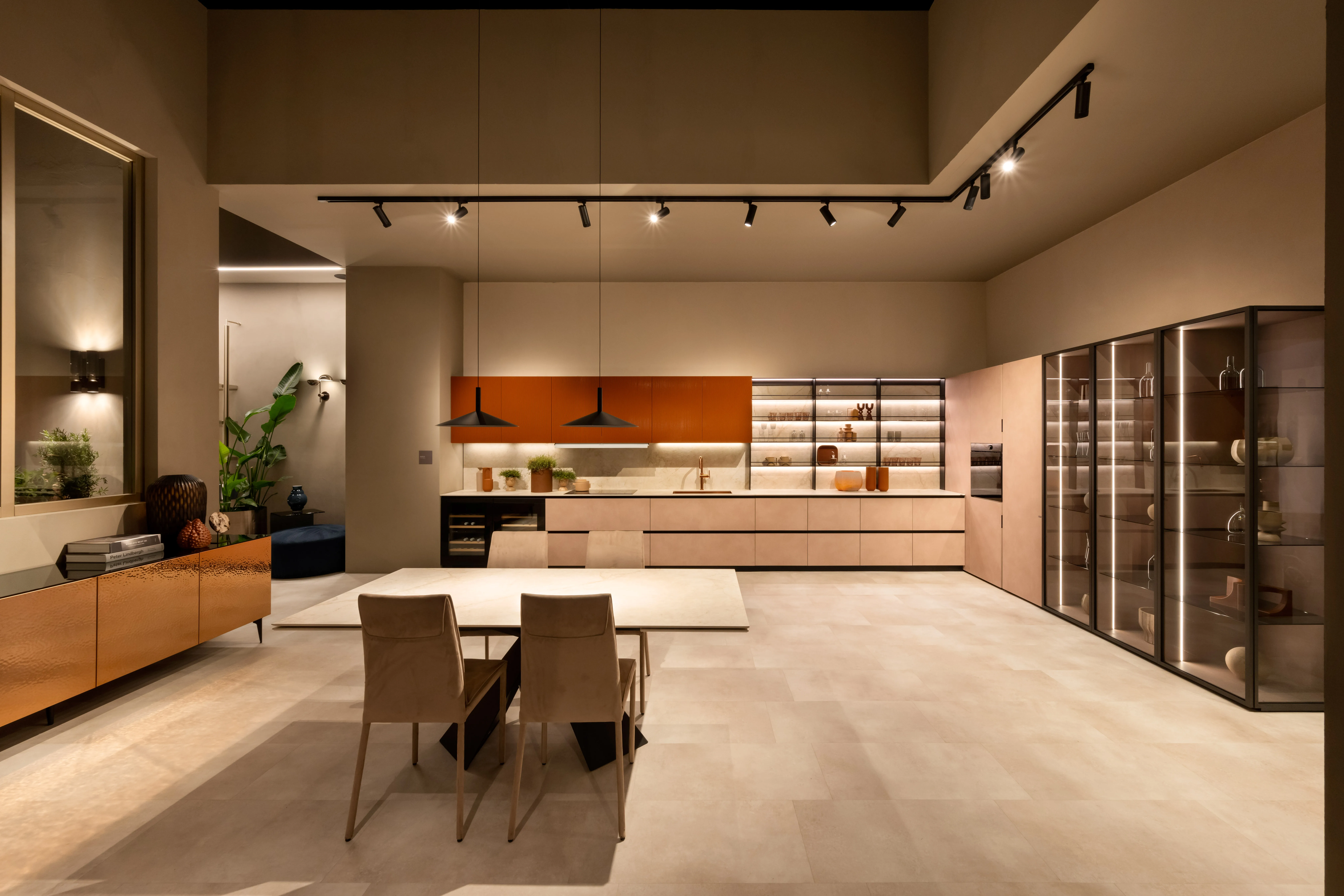 EuroCucina 2026 — Scavolini Stand beim Salone del Mobile mit marmor-ähnlichen Hightech-Flächen und integrierter Bedienung
