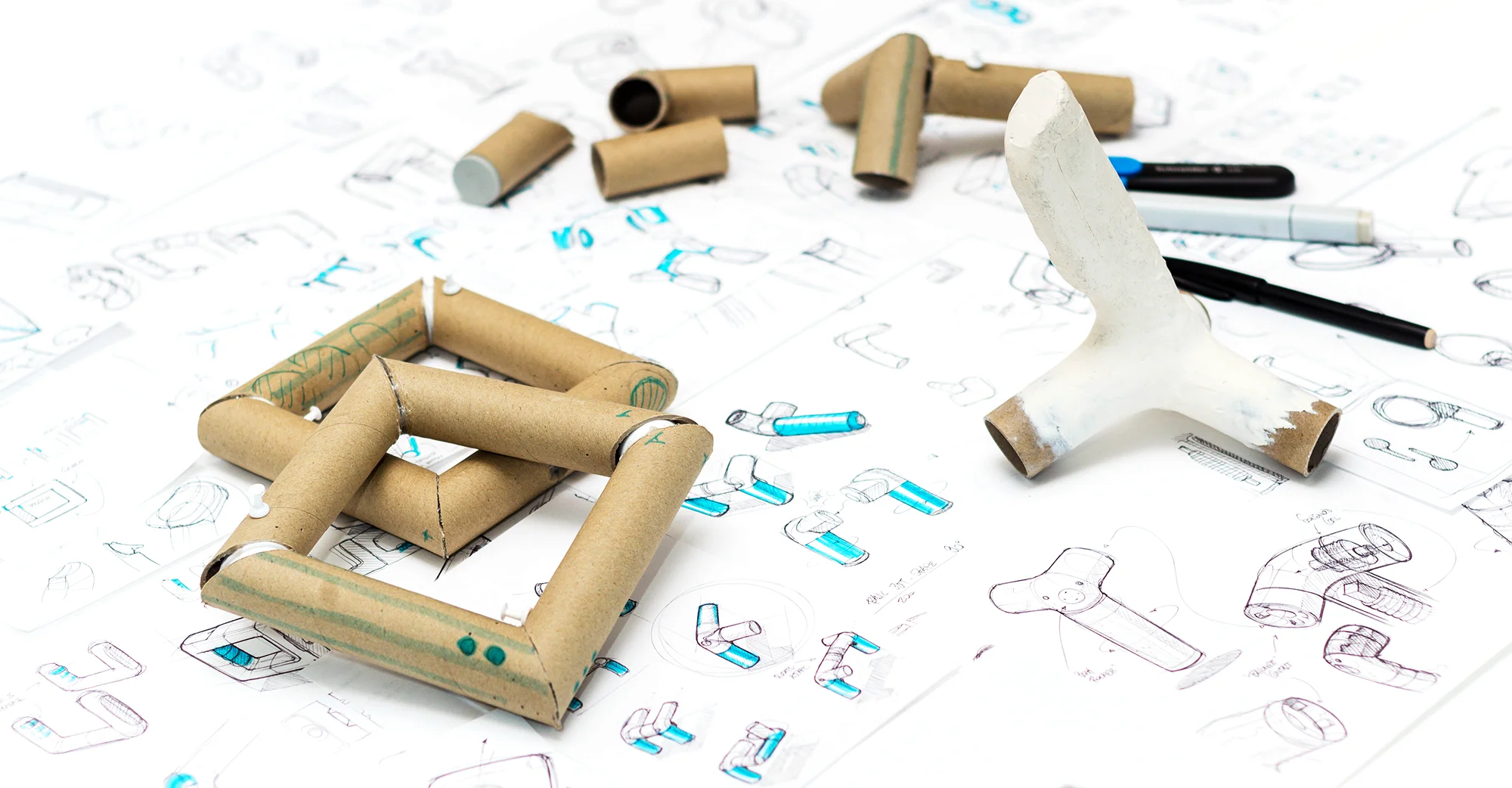 Designprozess im Studio: Pappmodelle und Skizzen