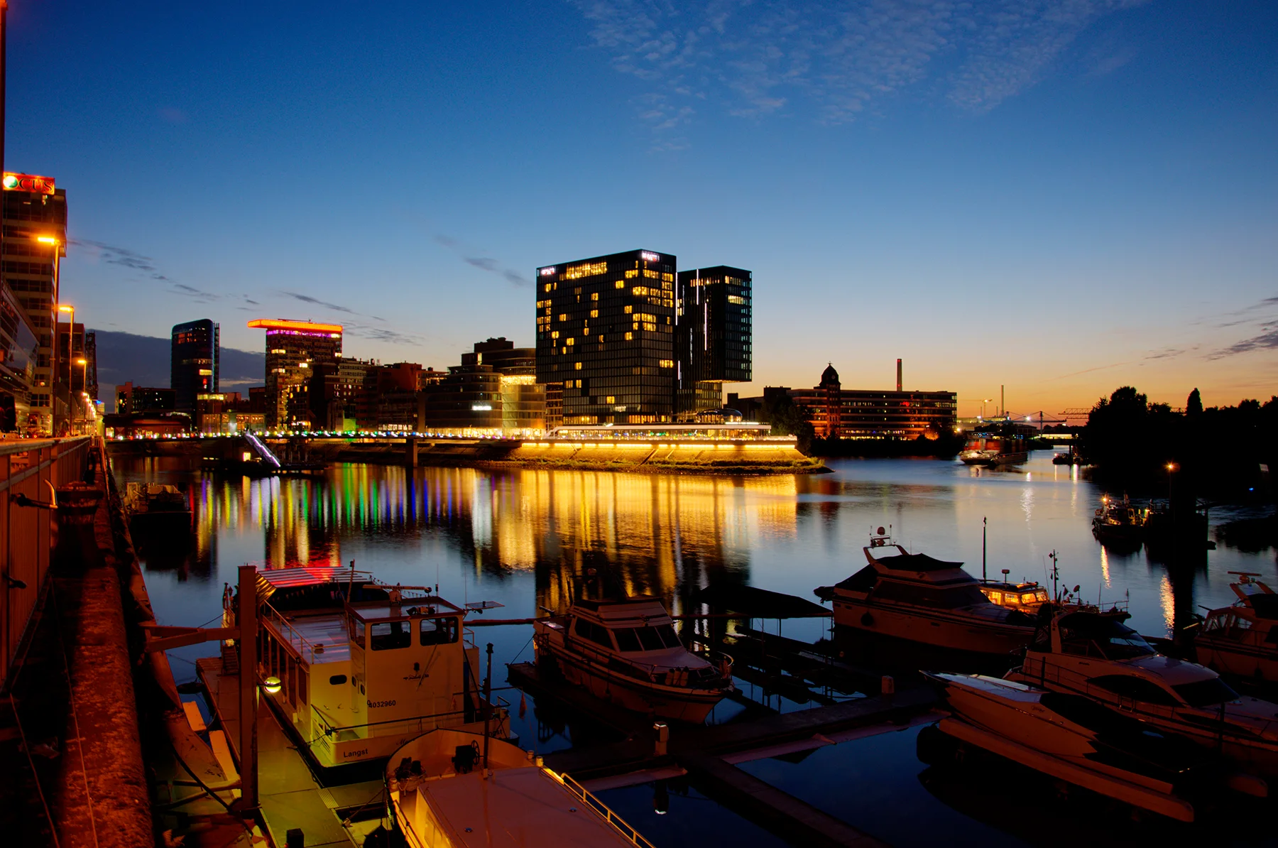 Düsseldorfer Medienhafen am Abend