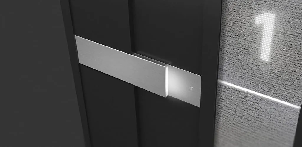 Nahaufnahme des gebürsteten Aluminium-Griffbalkens der WERU ATRIS Eingangstür