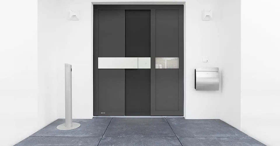 WERU ATRIS Eingangstür in minimalistischer weißer Fassade mit Edelstahl-Briefschlitz und Briefkasten