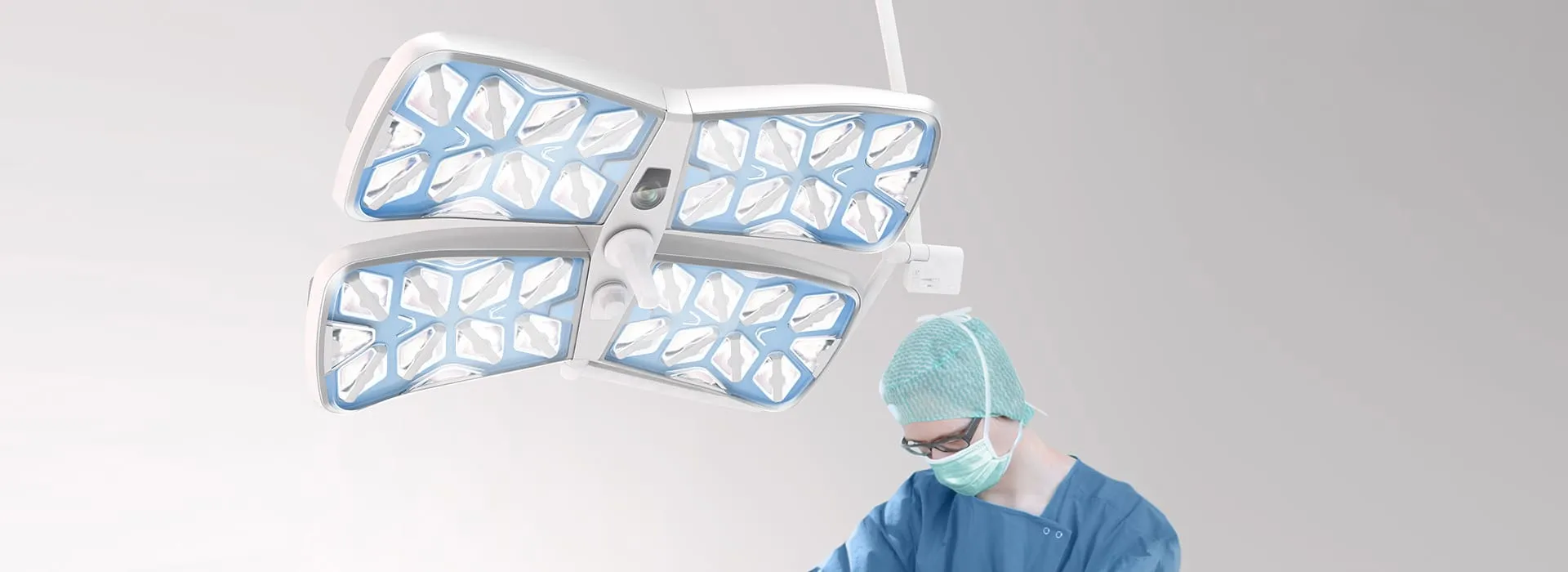 APOLLO Vier-Modul-Operationsleuchte über einem maskierten Chirurgen am Operationsfeld