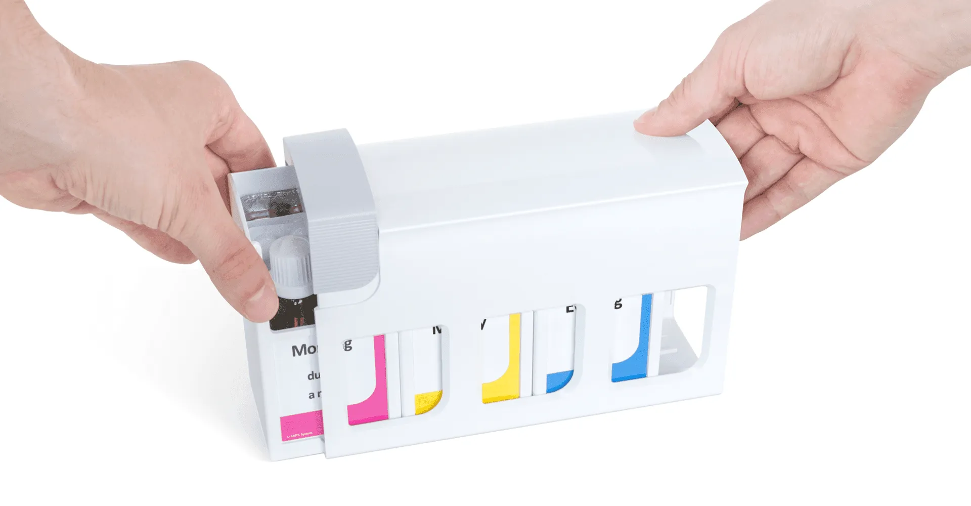 Zwei Hände demonstrieren den Schiebemodulmechanismus des mediTimers; farbcodierte Einnahme-Slots sichtbar