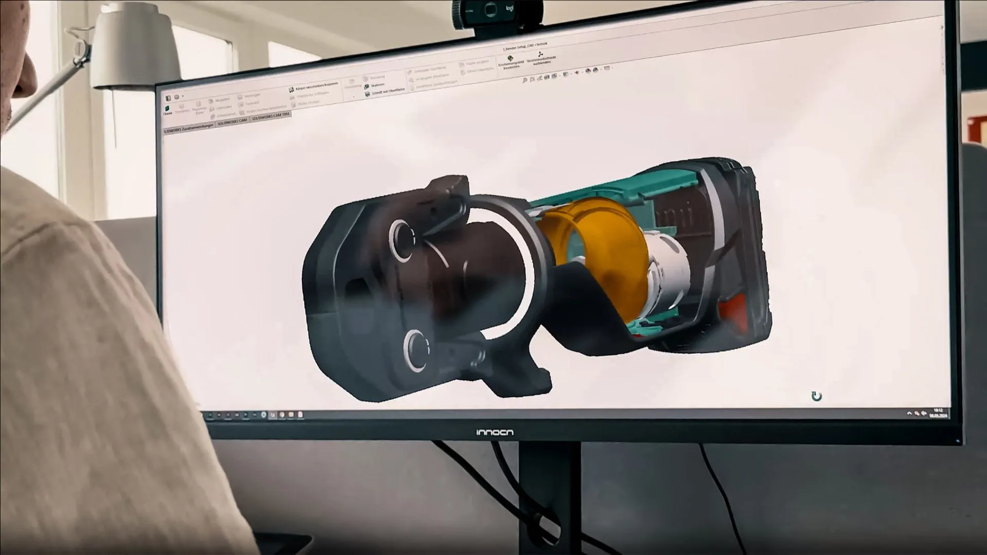 Ingenieur prüft das 3D-CAD-Modell der NOVOPRESS 32 Pressmaschine auf einem großen Monitor mit sichtbaren Bauteilen