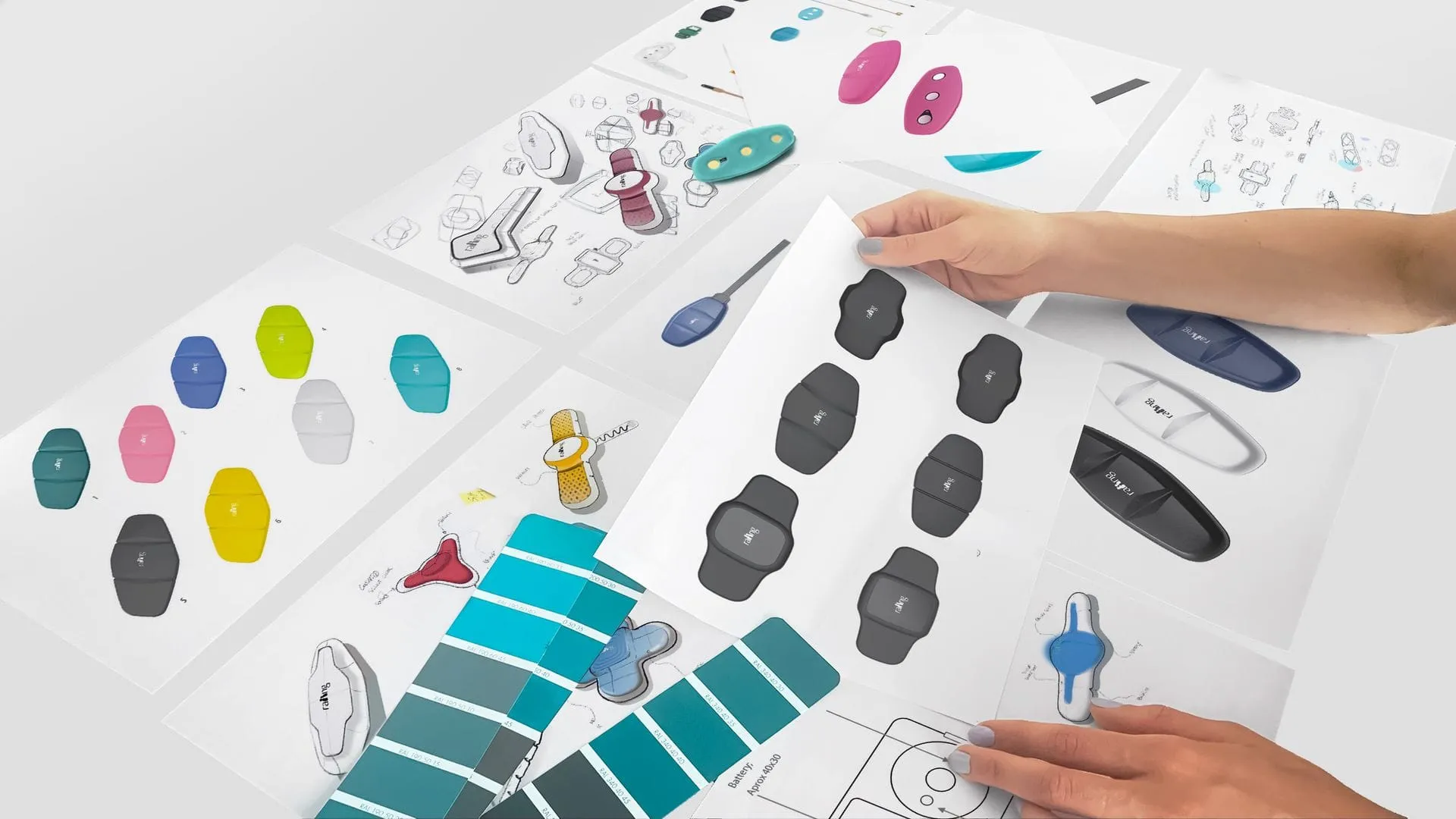 Designskizzen, Farbmuster und Druckmodelle aus der Entwicklung des RAIING MEDICAL Temp+ Health Care Wearables