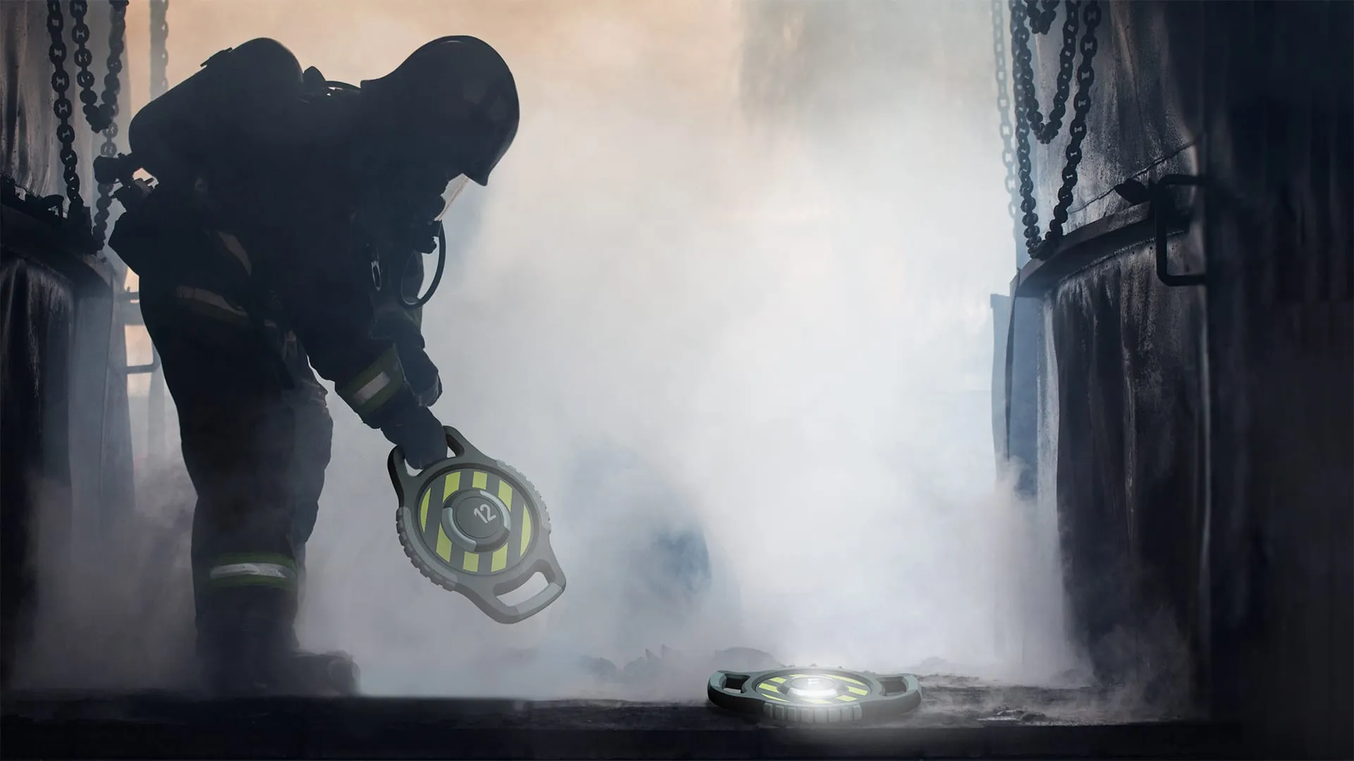 Feuerwehrmann in verrauchtem Gebäude hält SURFTEX-Repeater-Knoten zur Erweiterung der Textilantennennetzabdeckung