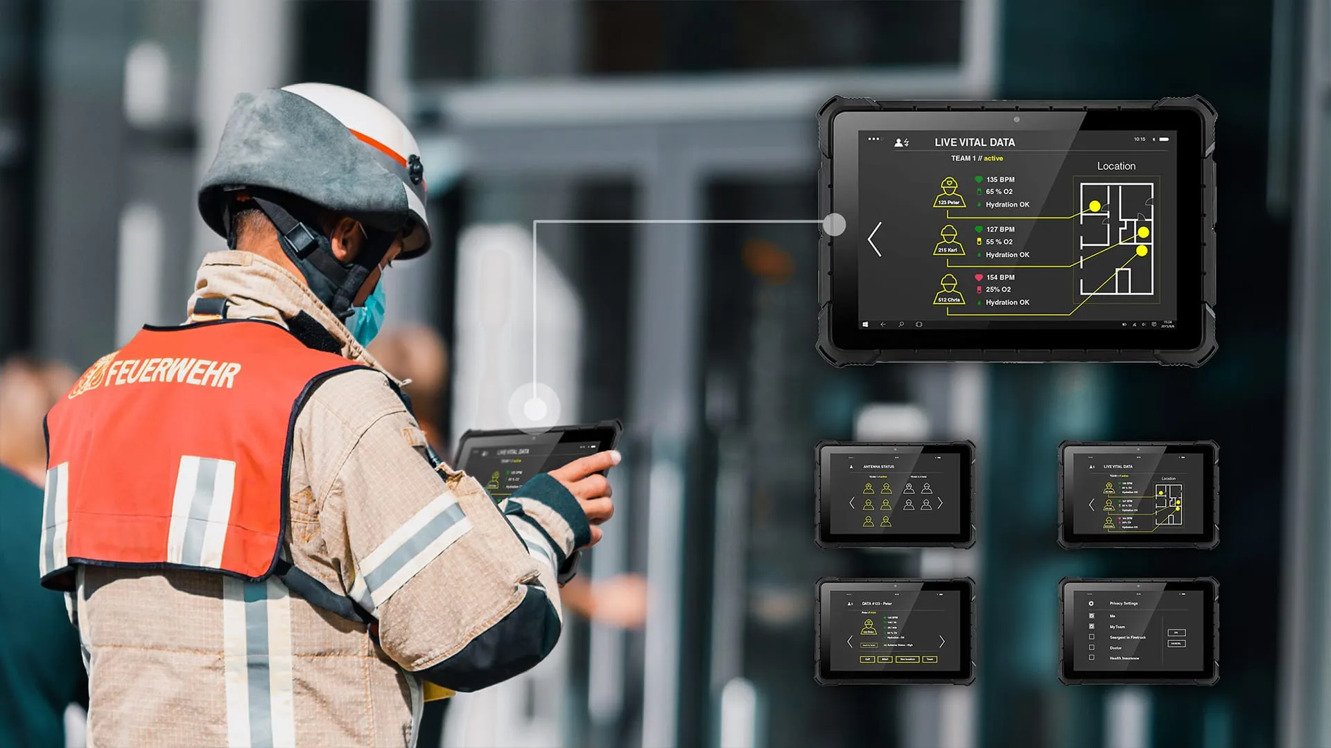 Feuerwehrmann mit robustem Tablet zeigt SURFTEX-Live-Vitaldaten-Dashboard mit Teamstandorten und biometrischen Messwerten